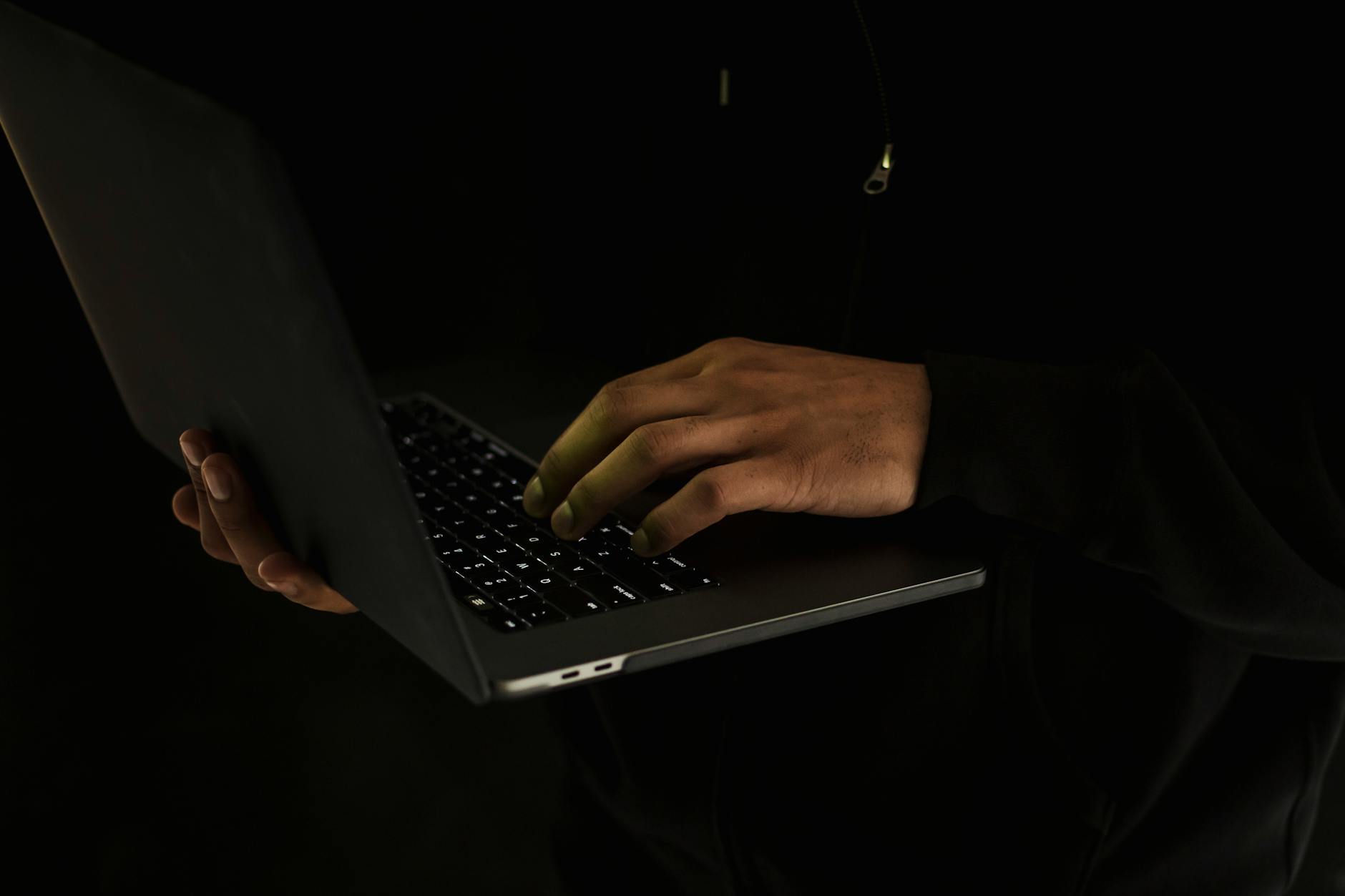 Crop Unerkennbaren Mann Mit Laptop In Der Dunkelheit